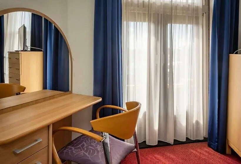 Standard Yhden Hengen Huone, T Gemeentehuis