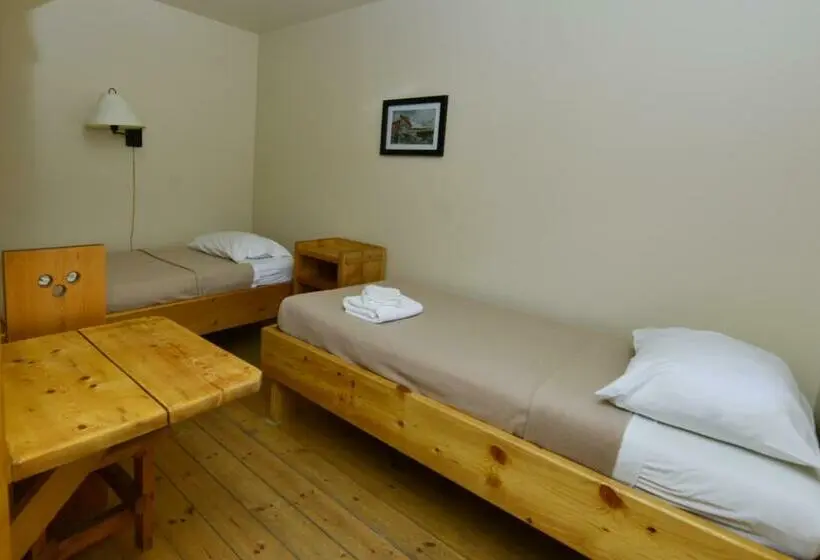 اتاق خانوادگی, The Bunkhouse