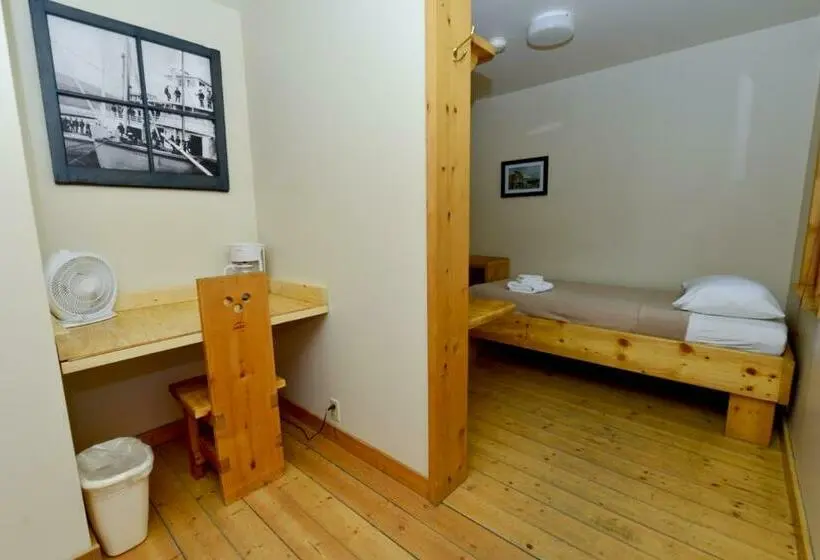 اتاق خانوادگی, The Bunkhouse