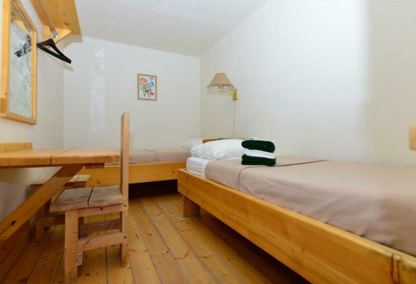 غرفة عائلية, The Bunkhouse