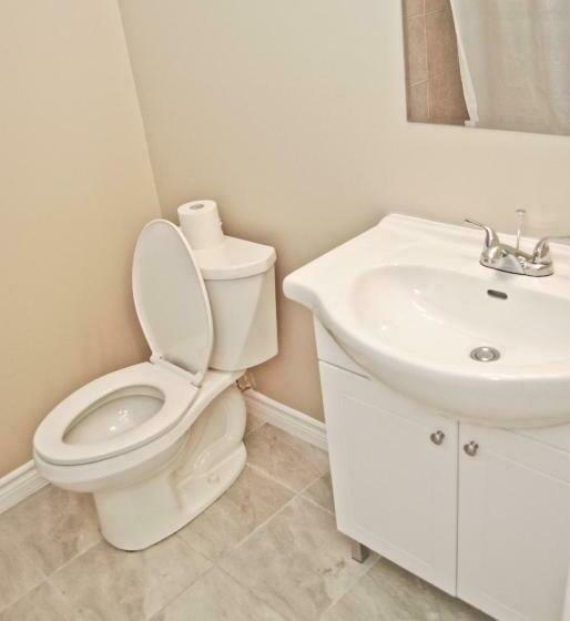 اتاق استاندارد با سرویس بهداشتی مشترک, West Queen West