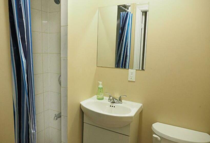 اتاق استاندارد, West Queen West