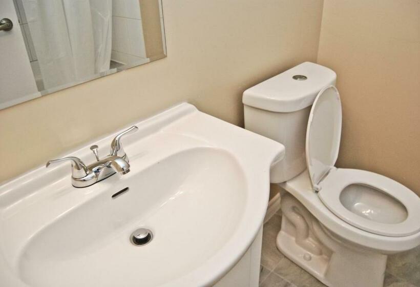 اتاق استاندارد با سرویس بهداشتی مشترک, West Queen West