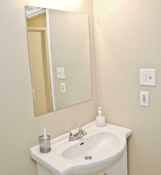 اتاق استاندارد با سرویس بهداشتی مشترک, West Queen West