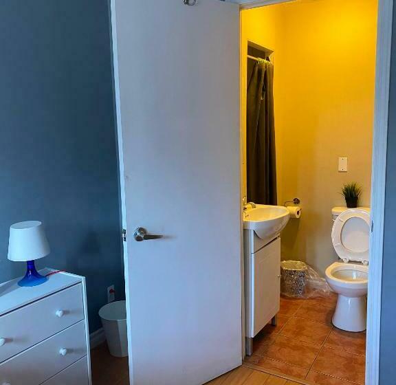 اتاق استاندارد, West Queen West