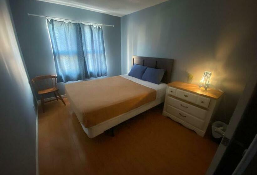 اتاق استاندارد, West Queen West