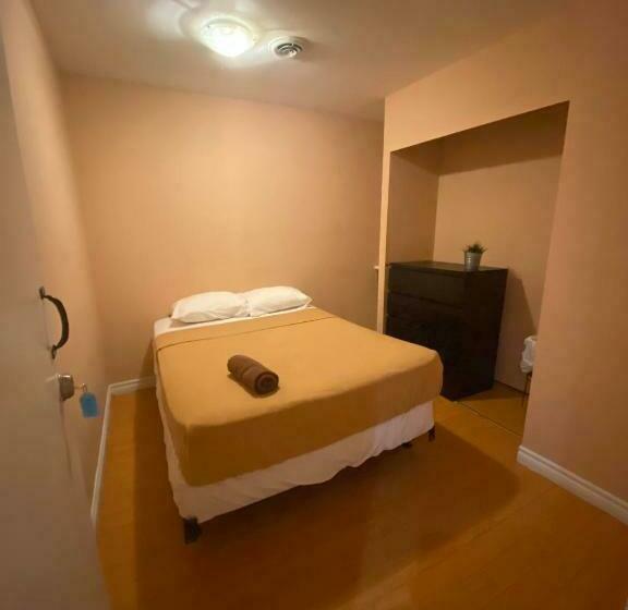 اتاق اکونومی با حمام مشترک, West Queen West