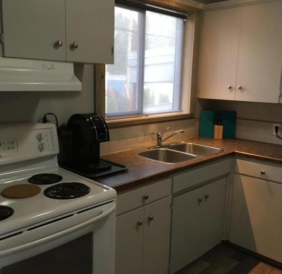 סוויטת 2 חדרי שינה, Pinewood Inn