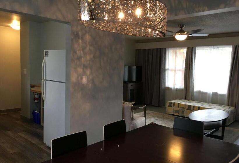 סוויטת 2 חדרי שינה, Pinewood Inn