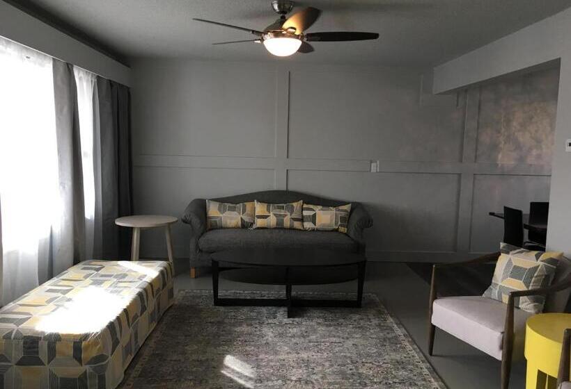 סוויטת 2 חדרי שינה, Pinewood Inn