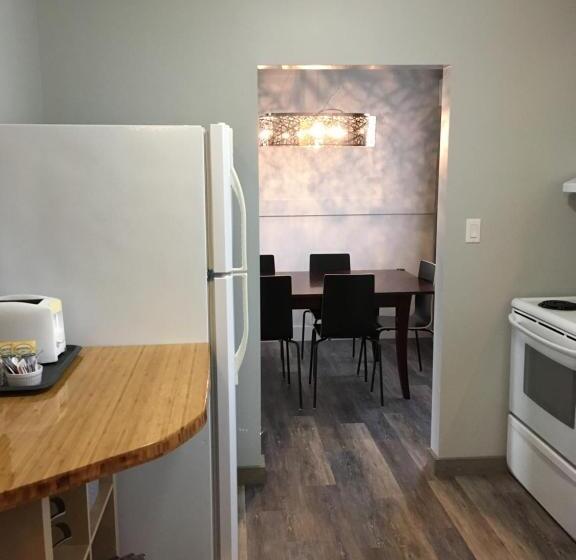 סוויטת 2 חדרי שינה, Pinewood Inn