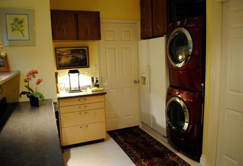 סטודיו דלוקס, Corbett Guest Suites