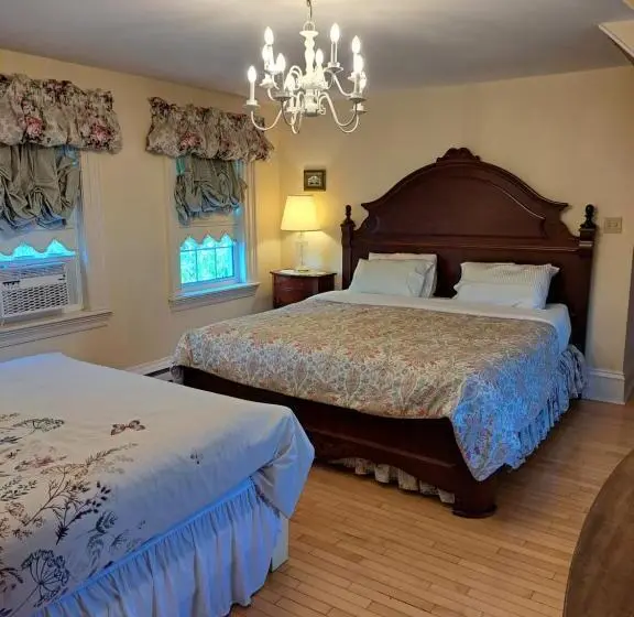 Perhehuone, Inn On Frederick