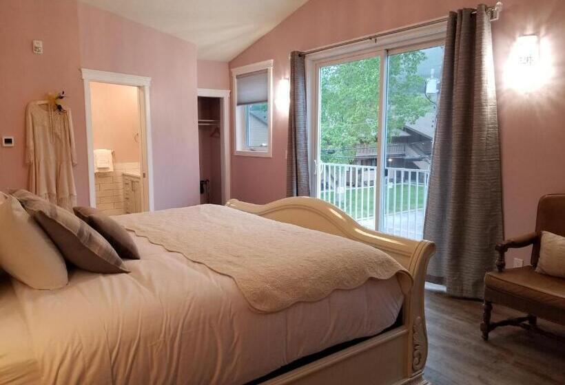 キングサイズベッドのスタンダードルーム, Lady Macdonald Country Inn