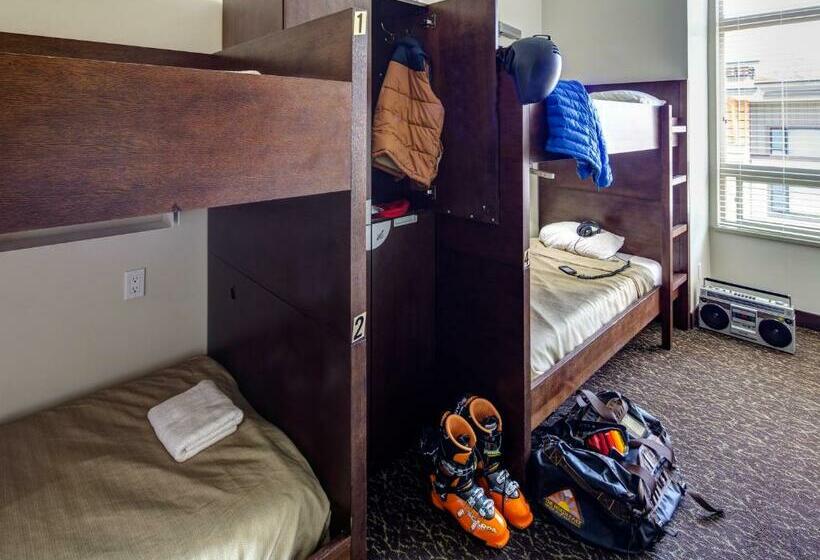 سرير فى غرفة مشتركة مزودة بحمام مشترك, Hi Whistler   Hostel