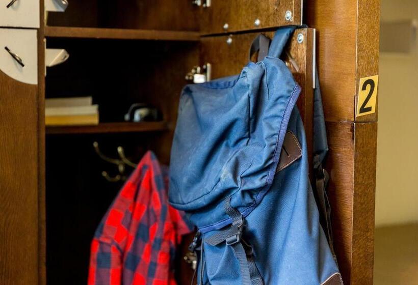 سرير فى غرفة مشتركة مزودة بحمام مشترك, Hi Whistler   Hostel