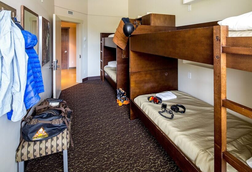 سرير فى غرفة مشتركة مزودة بحمام مشترك, Hi Whistler   Hostel