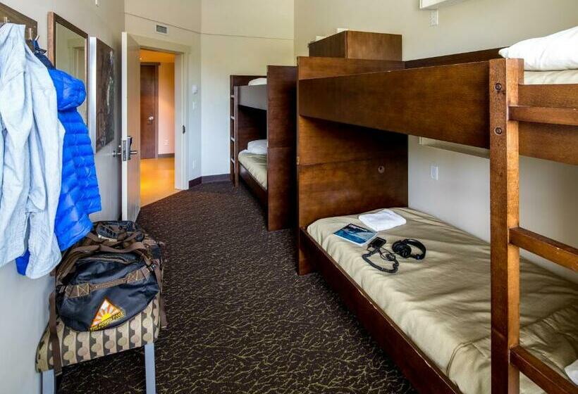 سرير فى غرفة مشتركه, Hi Whistler   Hostel