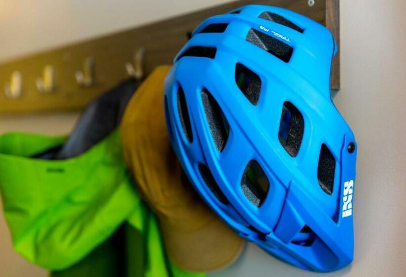 سرير فى غرفة مشتركه, Hi Whistler   Hostel