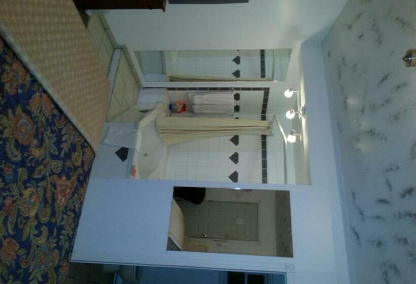 غرفة قياسية مزوَّدة بجاكوزي, Holiday Motel