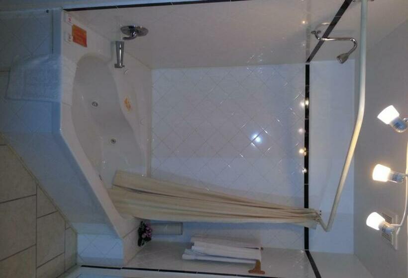 غرفة قياسية مزوَّدة بجاكوزي, Holiday Motel