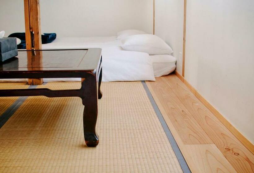 اتاق خانوادگی با سرویس بهداشتی مشترک, Hostel Saruya