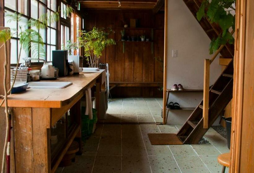 اتاق خانوادگی با سرویس بهداشتی مشترک, Hostel Saruya