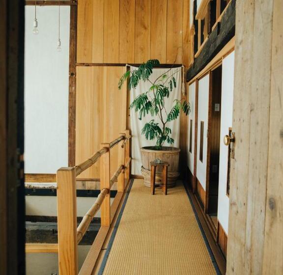 اتاق خانوادگی با سرویس بهداشتی مشترک, Hostel Saruya