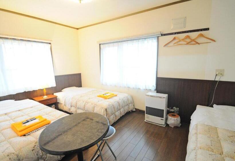 חדר סטנדרט לשלושה עם חדר אמבטיה משוף, Pension Arumeria