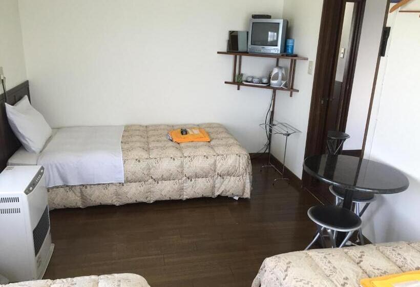 חדר סטנדרט לשלושה עם חדר אמבטיה משוף, Pension Arumeria