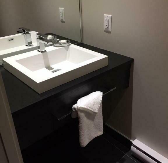 带大床的套房, O Laval