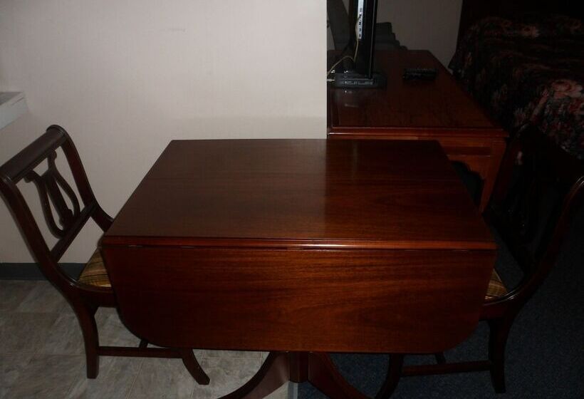 غرفة قياسية, The Silver Birch Motel