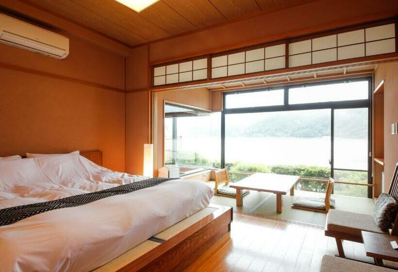 غرفة قياسية مطلّة علي النهر, Ginka