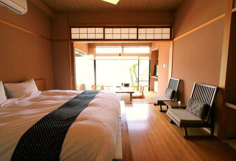 غرفة قياسية مطلّة علي النهر, Ginka