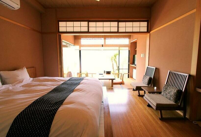 غرفة قياسية مطلّة علي النهر, Ginka