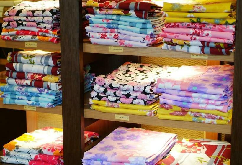 غرفة قياسية مطلّة علي النهر, Ginka