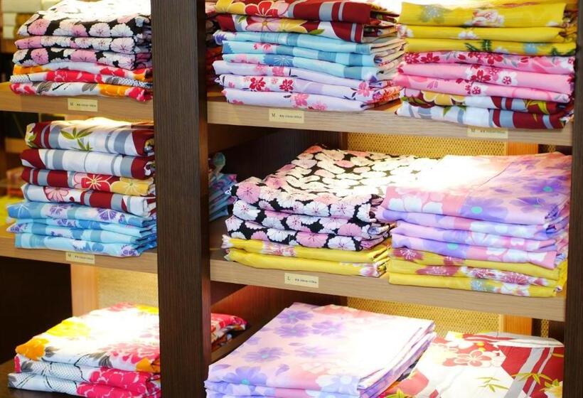 غرفة قياسية مطلّة علي النهر, Ginka