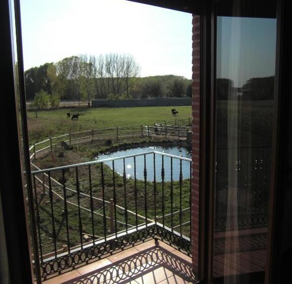 Comfort room with balcony, Los Reales