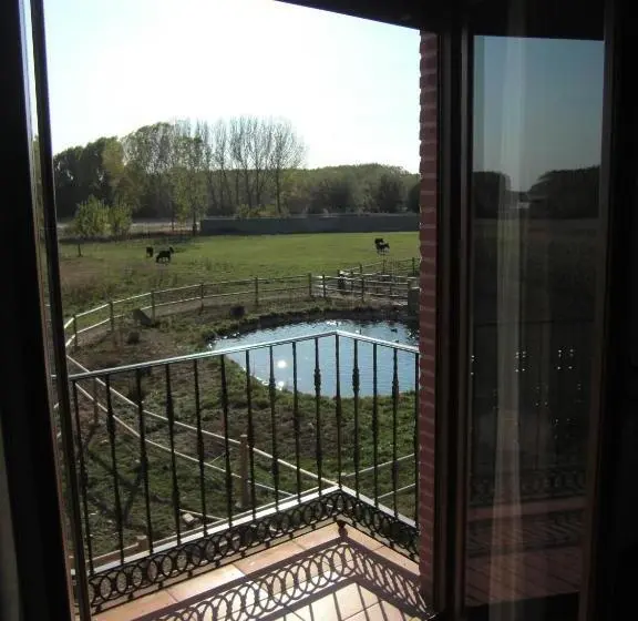 Comfort room with balcony, Los Reales