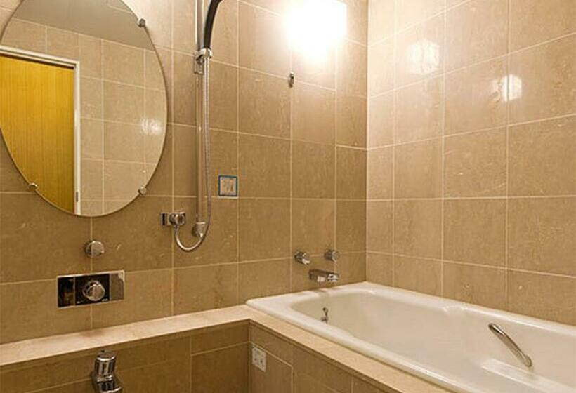 חדר סטנדרט לשלושה, Arcadia