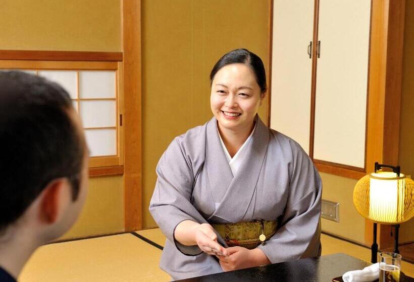 高级三人间, Heihachi Tea House Inn