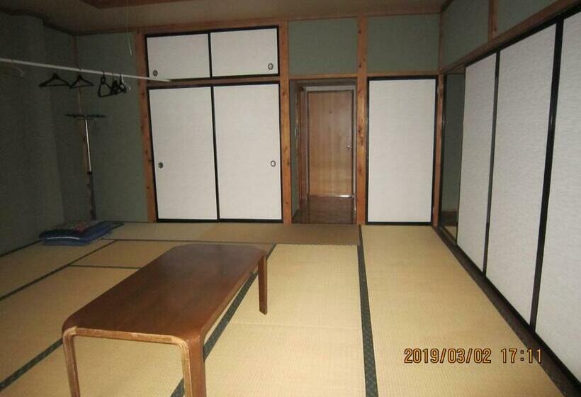 חדר משפחתי, Minshuku Kobayashi