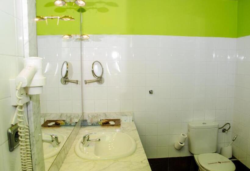 标准三人间, Ciudad De Alcala