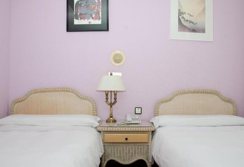 标准三人间, Ciudad De Alcala