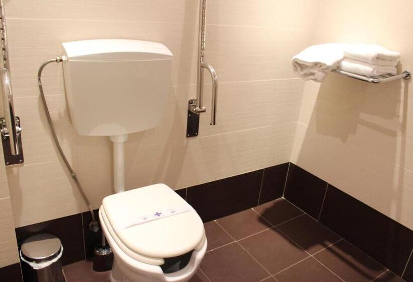 标准三人间, Ciutat D Amposta