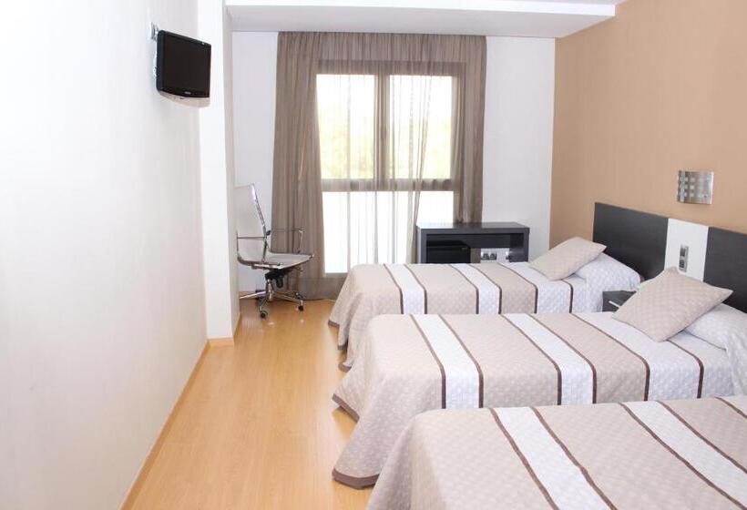 标准三人间, Ciutat D Amposta