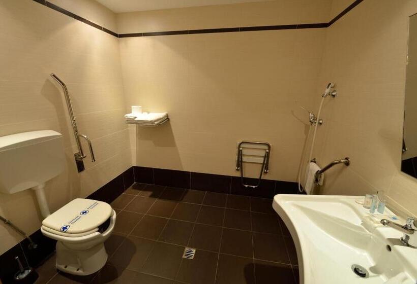 标准三人间, Ciutat D Amposta