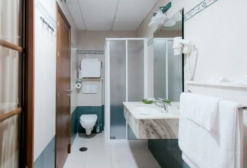 Standard Triple Room, Restaurante Blanco Y Verde