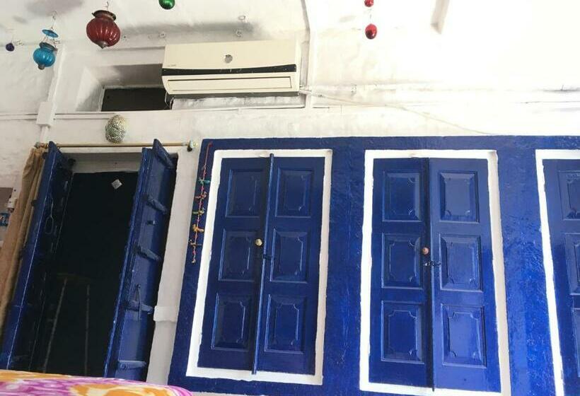 סוויטת ג'וניור עם מרפסת, Bob Hostel