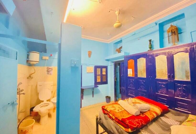 豪华房间, Bob Hostel